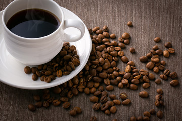 ホットコーヒーとコーヒー豆