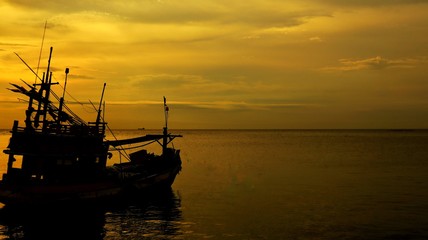 Naklejka premium Fishing boat for fishing at sunset