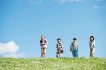 草原で微笑む小学生