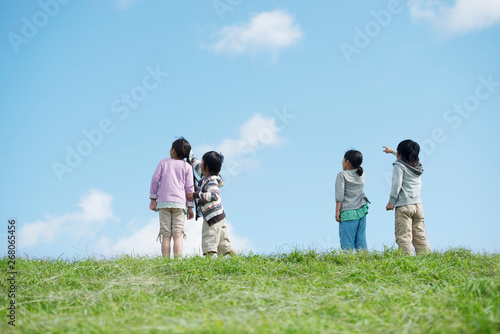 草原で空を見上げる小学生の後姿 Wall Mural Wallpaper Murals Ohayou 草原で空を見上げる小学生の後姿 Wall Mural Wallpaper Murals Ohayou