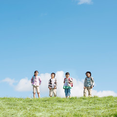 草原で微笑む小学生