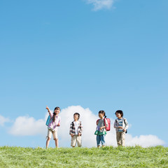 草原で微笑む小学生