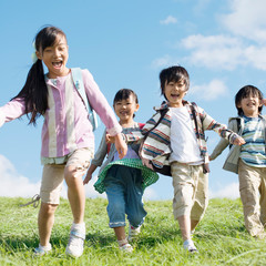 草原を走る小学生