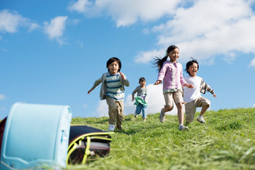 草原を走る小学生