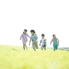 草原を走る小学生