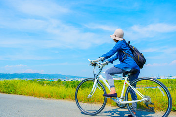 サイクリング・女性・青空