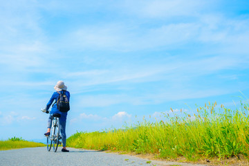 サイクリング・女性・青空