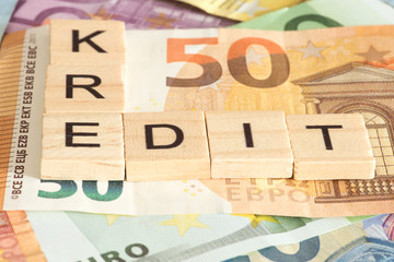 Kredit und viele Euro Geldscheine