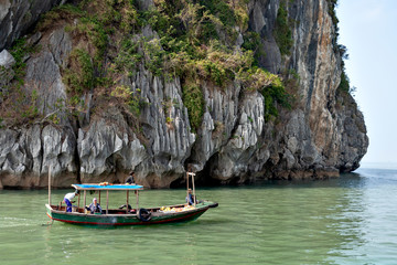 Fototapeta na wymiar Cruising on Halong bay in Vietnam