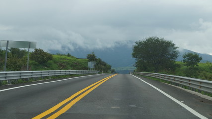 Carretera Estatal con nubes de fondo