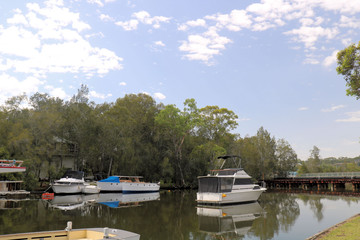 Obraz premium Boats on Stoney Creek with Trees and Reflections