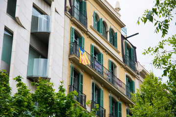 Fototapeta na wymiar バルセロナのアパートとカタルーニャ国旗