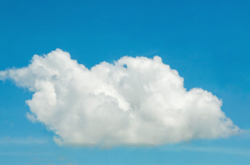 Fototapeta premium Blue sky and white clouds with blurred pattern background