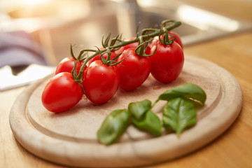 Tomate, Mozarella mit Basilikum