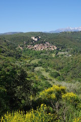 Obraz premium village et château médiéval de castelnou en montagne en france