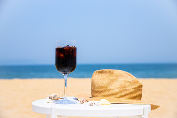 海でアイスコーヒーを飲む