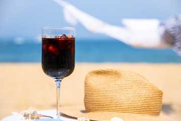 海でアイスコーヒーを飲む