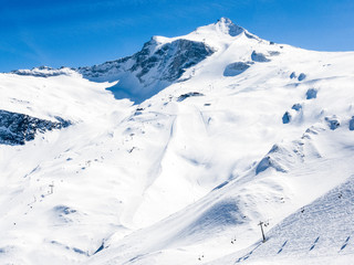 Fototapeta na wymiar Das ausgedehnte Skigebiet auf dem Hintertuxer Gletscher, Tirol , Österreich