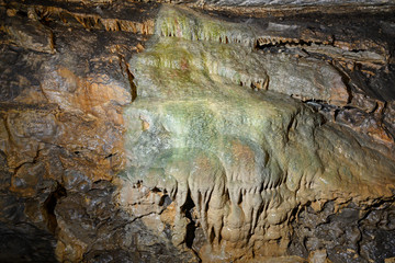 Felsformationen durch Kalkablagerungen in der Beatushöhle bei Interlaken, Bern, Schweiz
