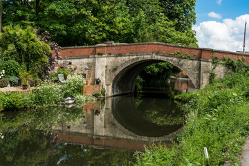 Fototapeta premium Ryeford Bridge on the Stroudwater Canal near to Stonehouse, Stroud, Gloucestershire, UK