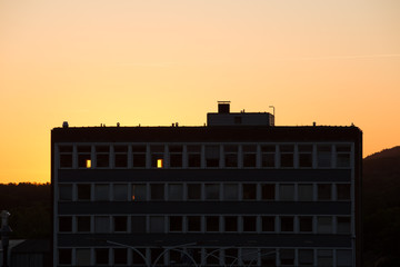 Geb&auml;ude in Abendsonne im Schatten liegend