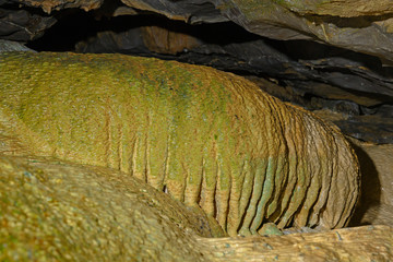 Felsformationen durch Kalkablagerungen in der Beatushöhle bei Interlaken, Bern, Schweiz