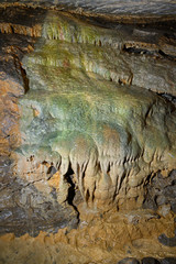 Felsformationen durch Kalkablagerungen in der Beatushöhle bei Interlaken, Bern, Schweiz