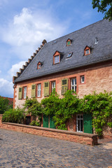Fototapeta na wymiar Seitenansicht der Klostermühle in Seligenstadt