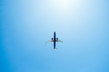 Flugzeug am Ibiza Himmel blau
