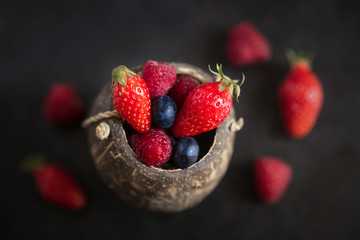 Fruits rouges dans bol coco