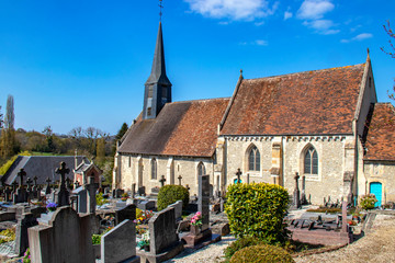 Fototapeta na wymiar Gonneville sur mer. Eglise Notre Dame de l'Assomptionet cimetière. Calvados. Normandie