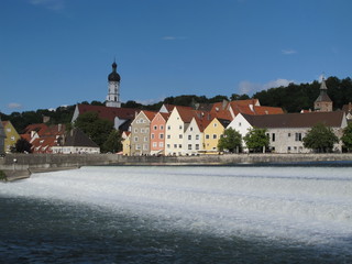 Obraz premium Das Karolinenwehr am Fluss Lech nahe der Altstadt von Landsberg am Lech 