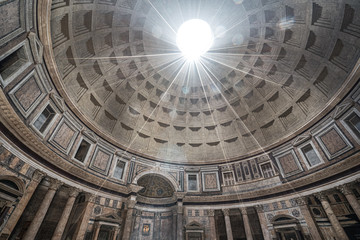 Einfallendes Sonnenlicht in die Kuppel des Pantheon (Okulus) in Rom
