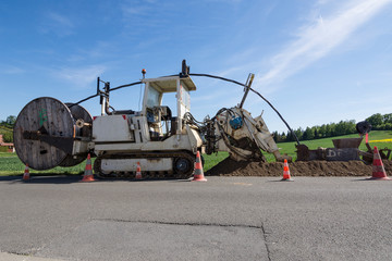 Excavatrice sur chantier de pose cable &eacute;lectrique 