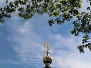 Fototapeta na wymiar GOMEL, BELARUS - MAY 15, 2019: City Park. Peter and Paul Cathedral.