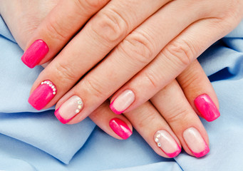 Obraz na płótnie Canvas Woman's nails with beautiful pink manicure fashion design
