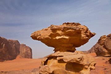 Roca erosionada en equilibrio, Wadi Rum, Jordania, Oriente Medio