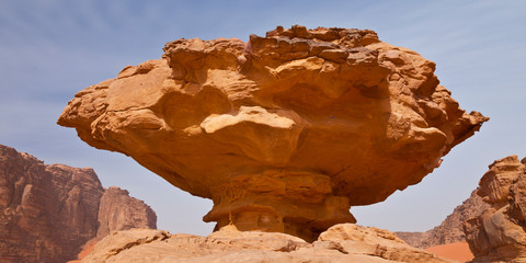 Roca erosionada en equilibrio, Wadi Rum, Jordania, Oriente Medio