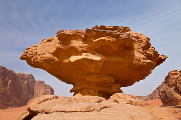 Fototapeta na wymiar Roca erosionada en equilibrio, Wadi Rum, Jordania, Oriente Medio