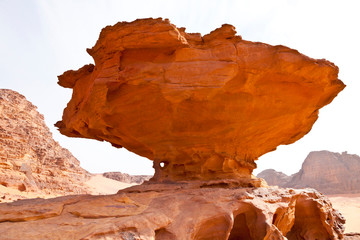 Roca erosionada en equilibrio, Wadi Rum, Jordania, Oriente Medio