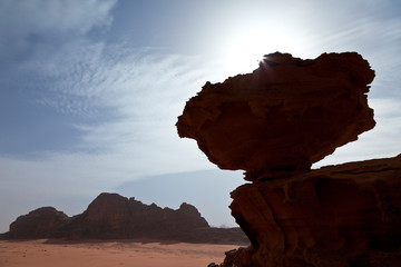 Roca erosionada en equilibrio, Wadi Rum, Jordania, Oriente Medio