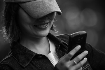 スマートフォンを操作する女性