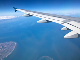 Naklejka premium vol avion survol mer ocean aile