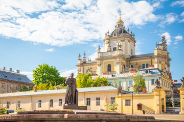 Obraz premium Jerzego to barokowo-rokokowa katedra znajdująca się we Lwowie, historycznej stolicy zachodniej Ukrainy.