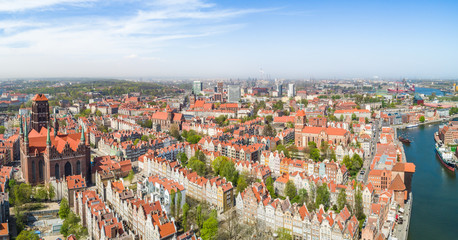 Gdańsk - Panorama starego miasta z lotu ptaka z widoczną Bazyliką Mariacką.