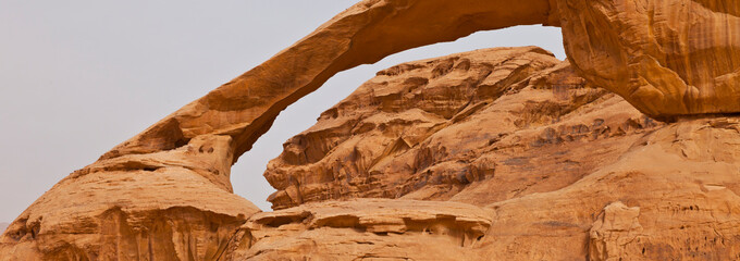 Arco natural en Al Harazah, Wadi Rum, Jordania, Oriente Medio