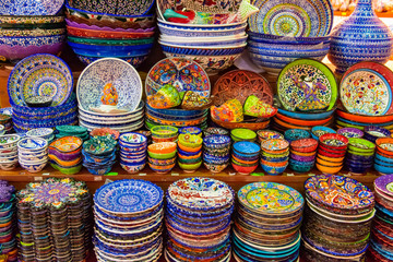 Fototapeta na wymiar Classical Turkish ceramics on the market Grand Bazaar