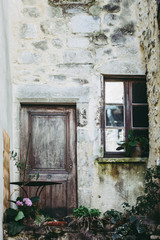 Façade d'une maison ancienne dans un village français