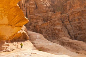 Arco natural en Al Harazah, Wadi Rum, Jordania, Oriente Medio