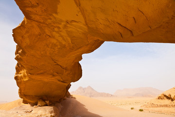Arco natural en Al Harazah, Wadi Rum, Jordania, Oriente Medio